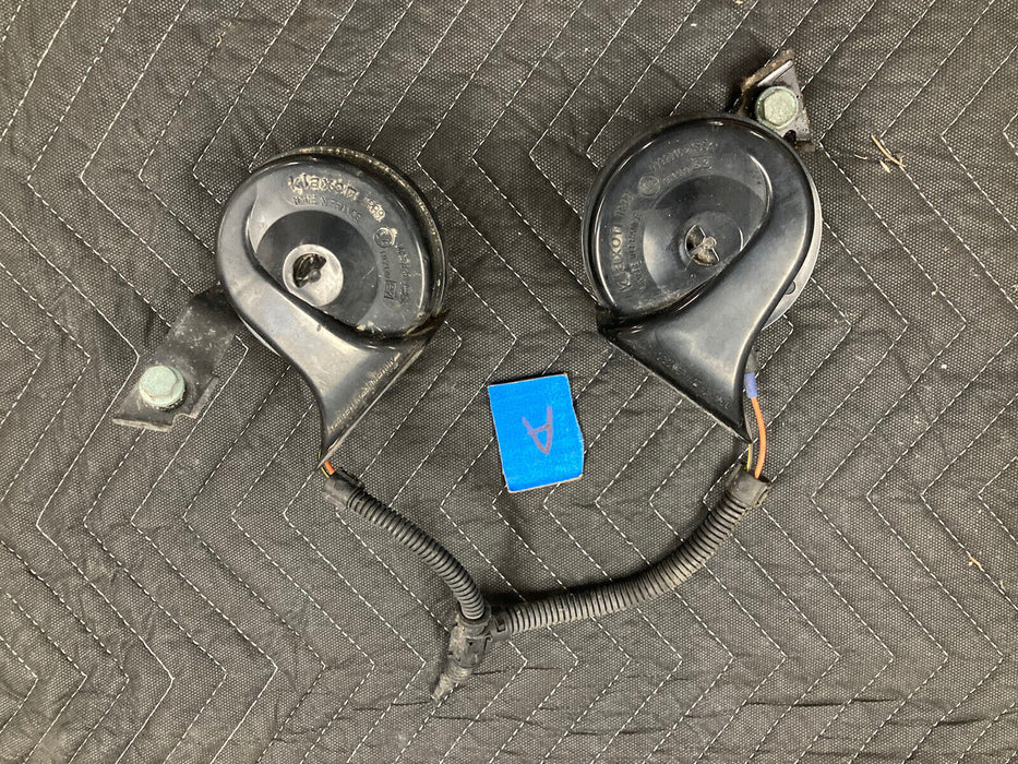 1999-2005 Volkswagen VW Jetta MK4 0092018 Pair Of Horns Horn OEM #2364M