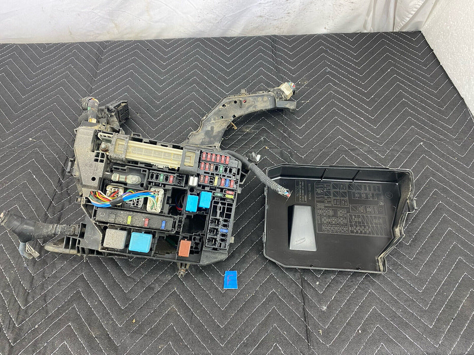 2009-2010 Pontiac Vibe Main Fuse Box Engine Bay ECU Computer Panel OEM #3094E