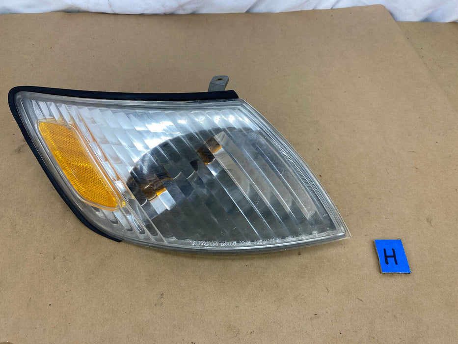 2000-2001 Lexus ES300 Passenger Right RH Front Turn Signal Light OEM #2405E