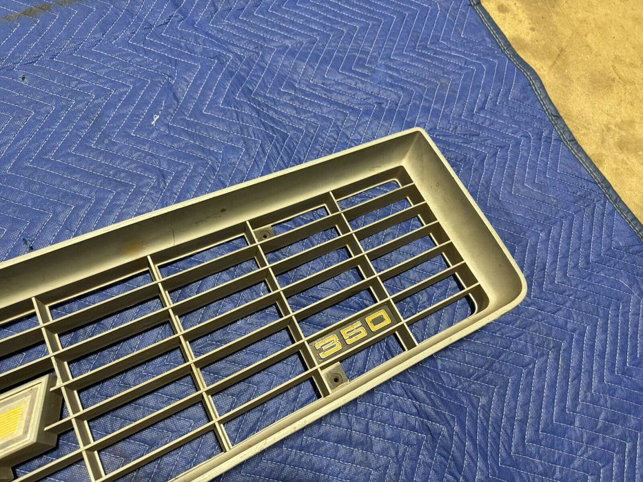 1973-1974 Chevy Chevrolet Truck 350 Grille OEM C & K Series C10 6262157 #3176E