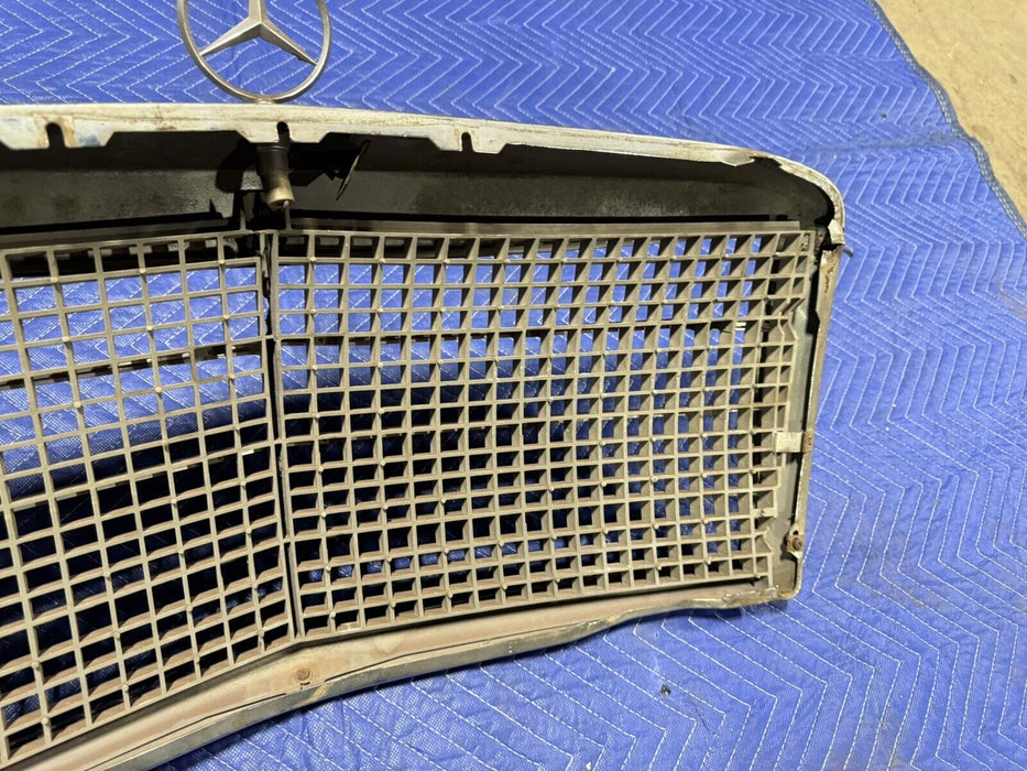 1974-1976 Mercedes Benz W114 W115 Chrome Grille Assembly Vintage w/Emblem #3168E