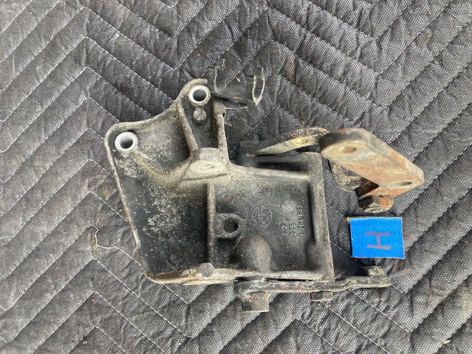 1982-1994 BMW E30 318i 325i  1264643 Power Steering Pump Bracket OEM #2183M