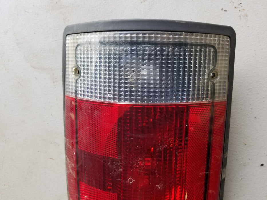 1992-2007 Ford E150 E250 E350 VAN REAR RIGHT TAIL LIGHT BRAKE #904CN