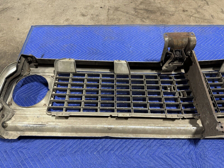 1971-1972 Chevrolet Pickup Truck C10 C20 Complete Grille Blazer OEM NICE #3171E