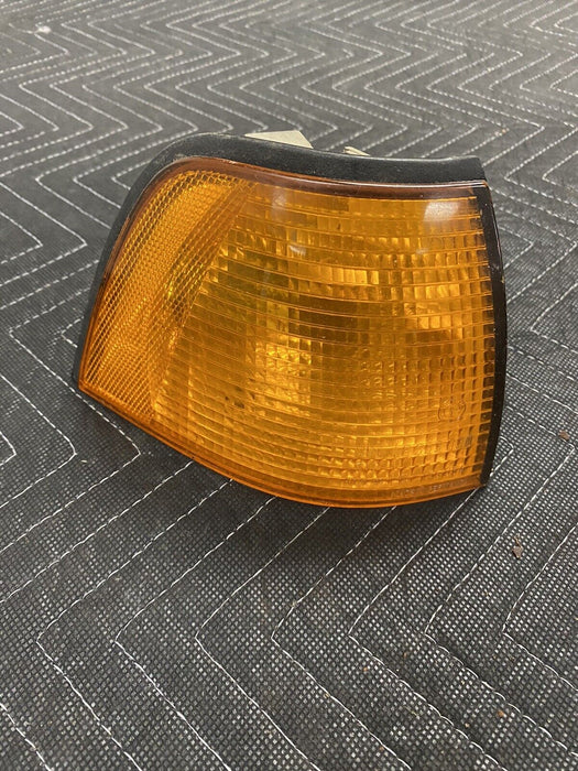 1992-1998 BMW E36 318i 325i Sedan Front Right Pass Turn Signal 8353030 #2993E