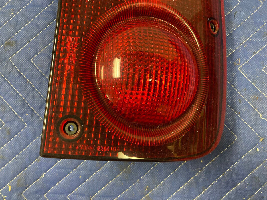 1998-2005 Land Rover Freelander Right Tail Light Assembly XFB000300 OEM #2991M