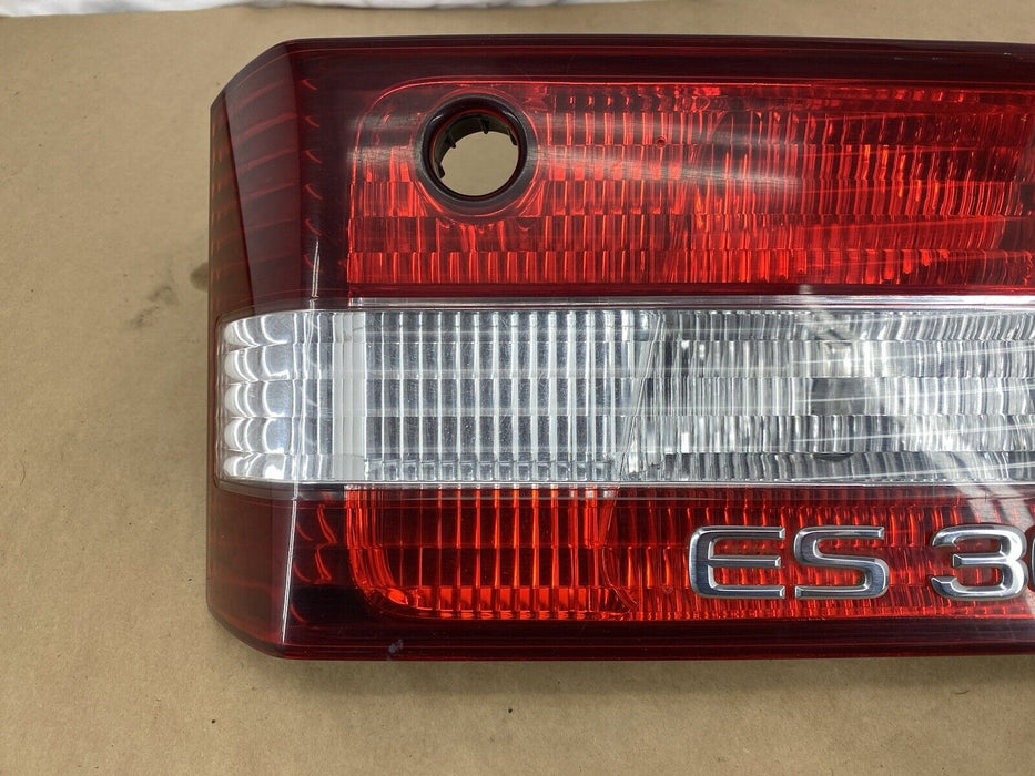 2000-2001 Lexus ES300 Passenger Right Deck Trunk Lid Inner Tail Light OEM #2401E