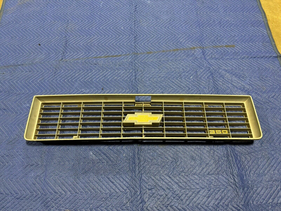 1973-1974 Chevy Chevrolet Truck 350 Grille OEM C & K Series C10 6262157 #3176E