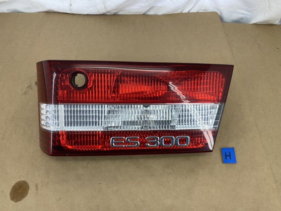 2000-2001 Lexus ES300 Passenger Right Deck Trunk Lid Inner Tail Light OEM #2401E