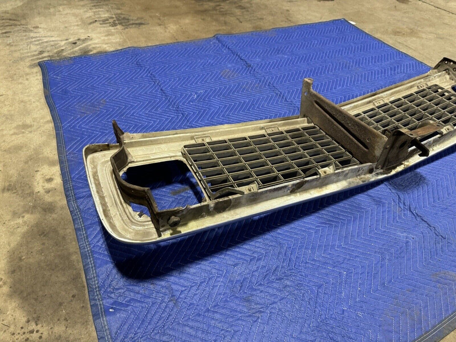 1971-1972 Chevrolet Pickup Truck C10 C20 Complete Grille Blazer OEM NICE #3171E