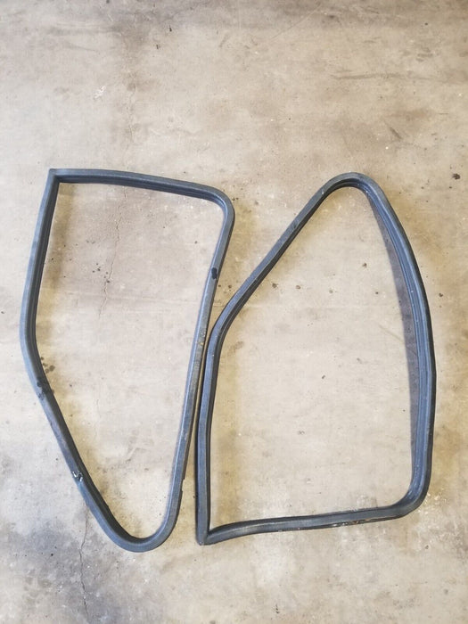 1984-93 BMW E30 318i 325i REAR WINDOW GASKET L/R LEFT RIGHT CORNER OEM #CN596