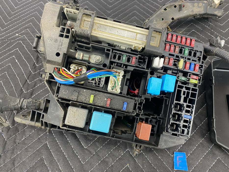 2009-2010 Pontiac Vibe Main Fuse Box Engine Bay ECU Computer Panel OEM #3094E