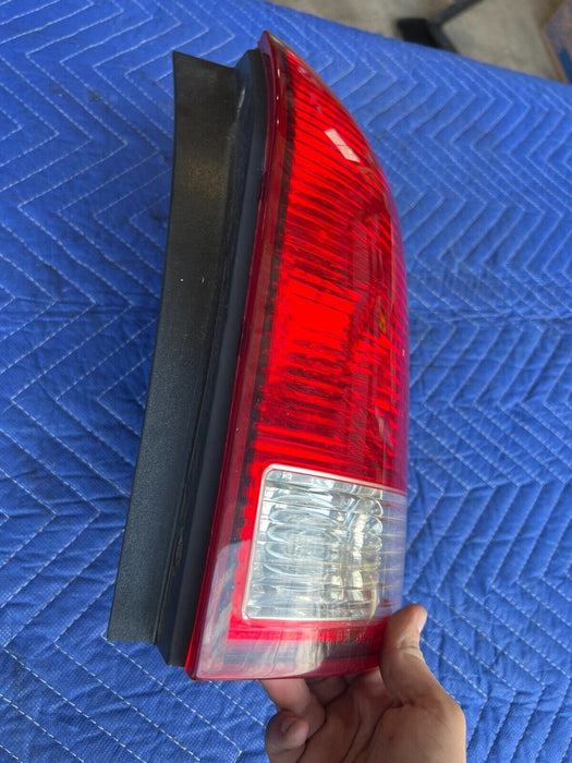 2002-2007 Saturn Vue Passenger Right RH Tail Light Assembly Rear Lamp OEM #604EM