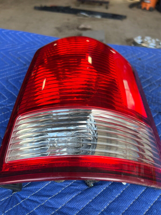 2002-2007 Saturn Vue Passenger Right RH Tail Light Assembly Rear Lamp OEM #604EM