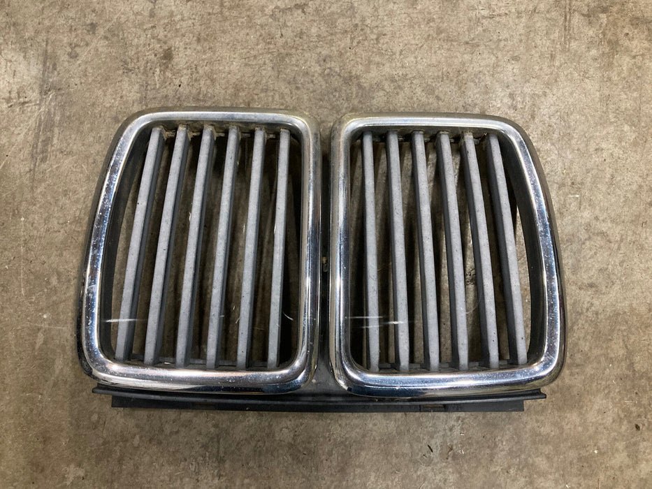 1982 - 1994 BMW 325ix Front Grille Surround Trim Oem #39M