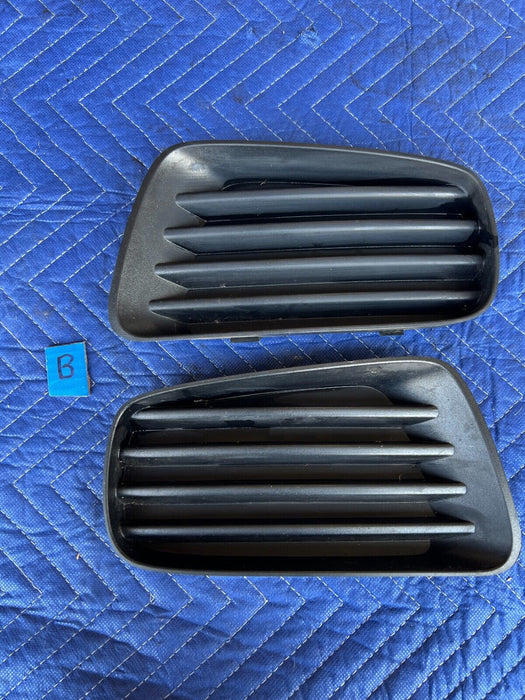 2002-2007 Saturn Vue Pair LH & RH Fog Light Cover 22736918 22734378 OEM #609EM