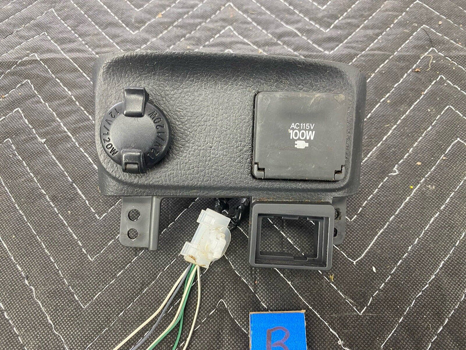 2009-2010 Pontiac Vibe Center Console Dash Power Outlet 115V & 12V OEM #3163E