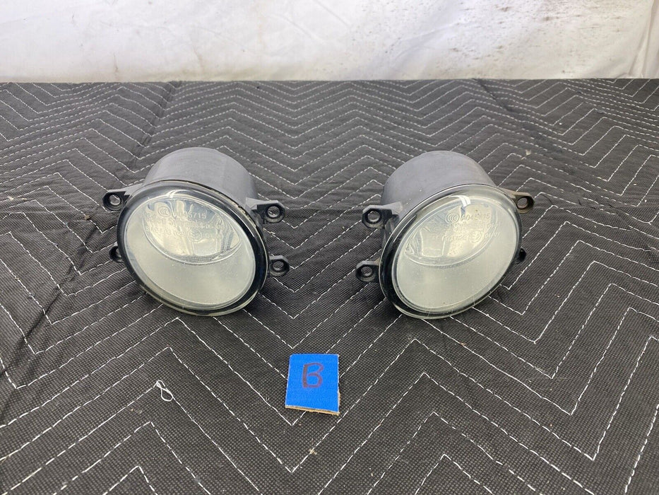 2009-2010 Pontiac Vibe Lower Bumper Fog Light Pair 305610 & 305600 OEM #3140E