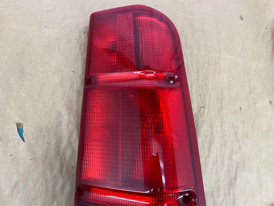 1999-2002 Land Rover Discovery II 2 Right Passenger Side Tail Light OEM #2492EJ