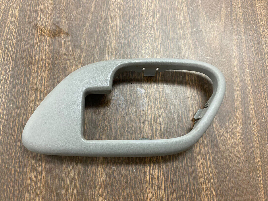 1995-2002 Chevrolet Right Pass Door Handle Cover Trim Bezel 15708078 OEM #1293E